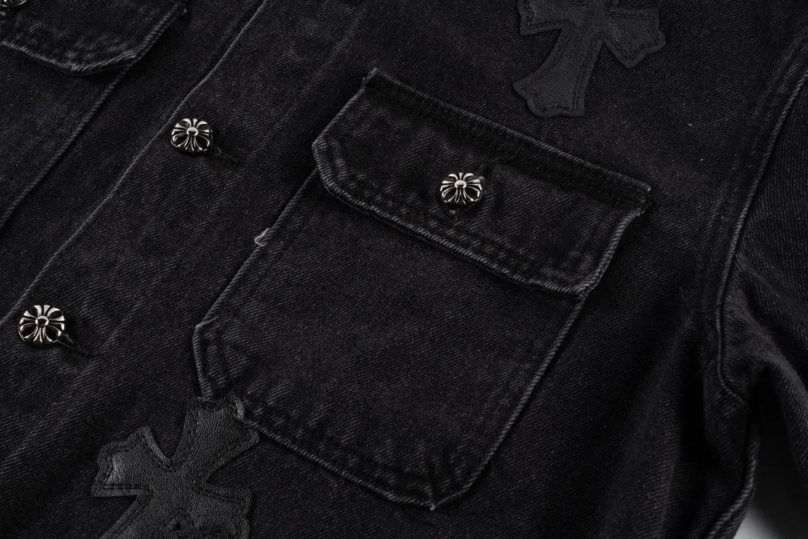 P260 ChromeHearts classic embroidered leather label distressed washed two-color denim jacket 🐂 Hot new release 🐂 High-quality denim fabric The upper body is comfortable and stylish High-quality turning and fine washing The details are clearly identifiable The classic design is iconic 🔥A must-have for daily street use It is very suitable for the current season 👍🏻 The loose fit upper body covers the flesh, simple, comfortable and fun with the trend! 💯 Style number: 1585# Color: black with black label Size: M L